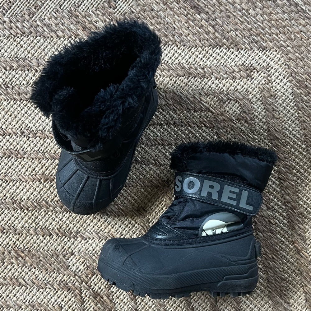 💢SOLD💢 SOREL Snow Boots Kids Size 10 and Winter Snow Mits